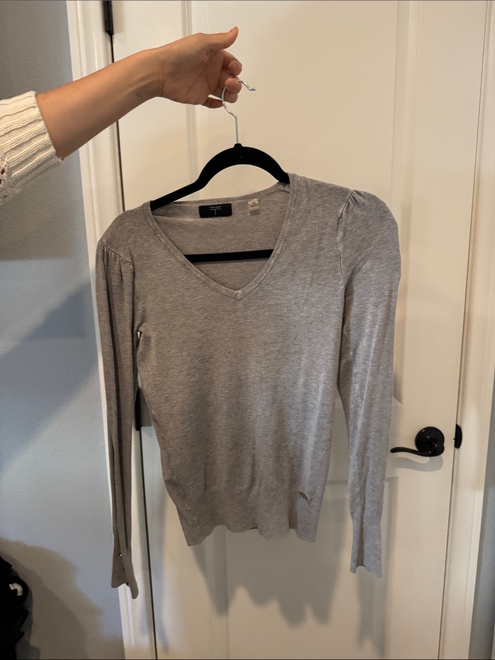 Tahari Light Gray V-Neck Long Sleeve Sweater